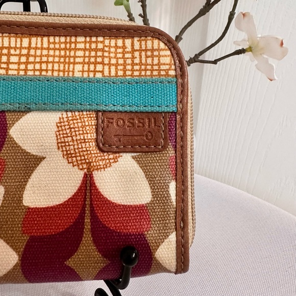 FOSSIL ~ Small Floral Vinyl Wristlet with Teal and Fall Color Accents - Picture 3 of 7